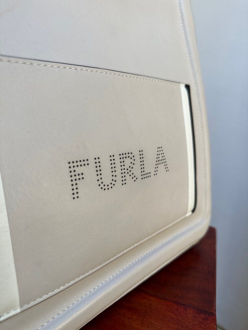 FURLA leare leather large NS tote bag (Category: Luxury Bags & Wallets) located in Bacolod City. Submitted by thestitchph (Listing ID 1297614973, Image 2). Description: FURLA leare leather large NS tote bag Size medium Rank ab Length 29cm Width 34cm Depth 10cm NO sling strap .