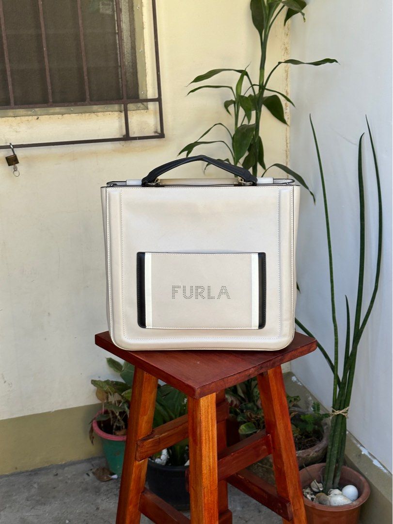 FURLA leare leather large NS tote bag (Category: Luxury Bags & Wallets) located in Bacolod City. Submitted by thestitchph (Listing ID 1297614973, Image 1). Description: FURLA leare leather large NS tote bag Size medium Rank ab Length 29cm Width 34cm Depth 10cm NO sling strap .
