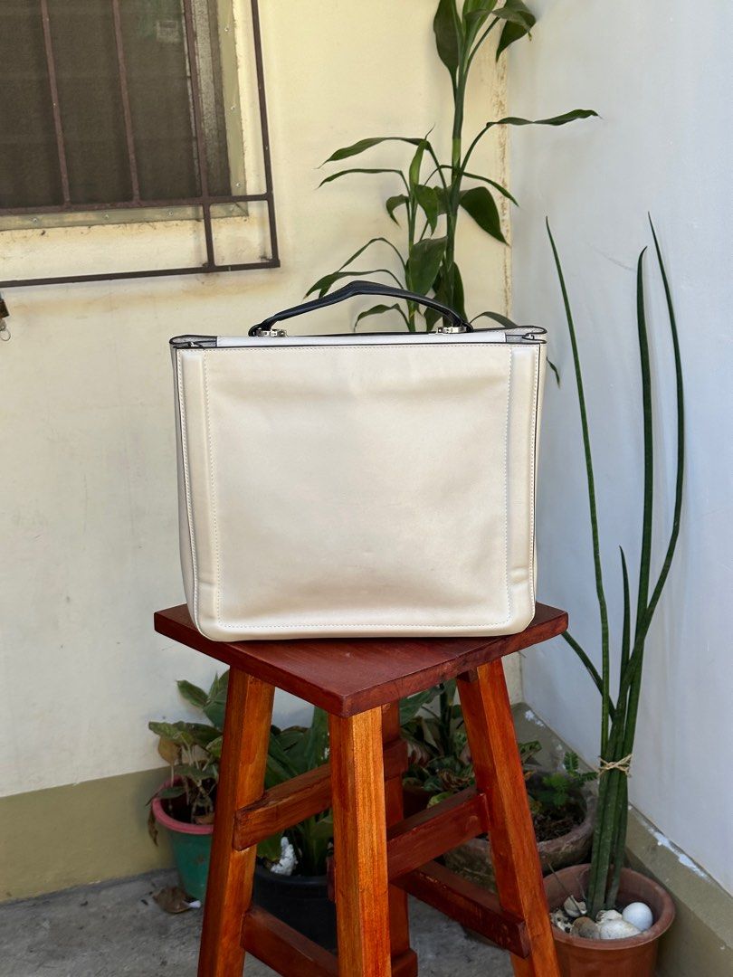 FURLA leare leather large NS tote bag (Category: Luxury Bags & Wallets) located in Bacolod City. Submitted by thestitchph (Listing ID 1297614973, Image 3). Description: FURLA leare leather large NS tote bag Size medium Rank ab Length 29cm Width 34cm Depth 10cm NO sling strap .