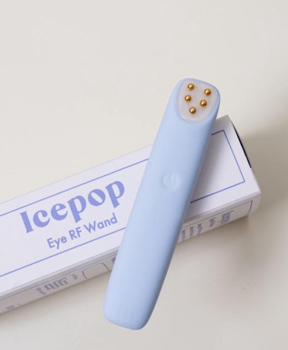 Ice pop depuffing device (Category: Face Care) located in Paranaque City. Submitted by makeupskincarebelowretail (Listing ID 1297565544, Image 2). Description: Icepop Eye RF Wand is a handy anti-aging device for the eyes. It uses radio-frequency, red light, EMS, and high frequency vibration for an instant eye-lift and brighter undereyes. See the difference in just 3 minutes. Modes: One treatment cycle lasts 3 minutes. Firming Mode: EMS + RF Brigh