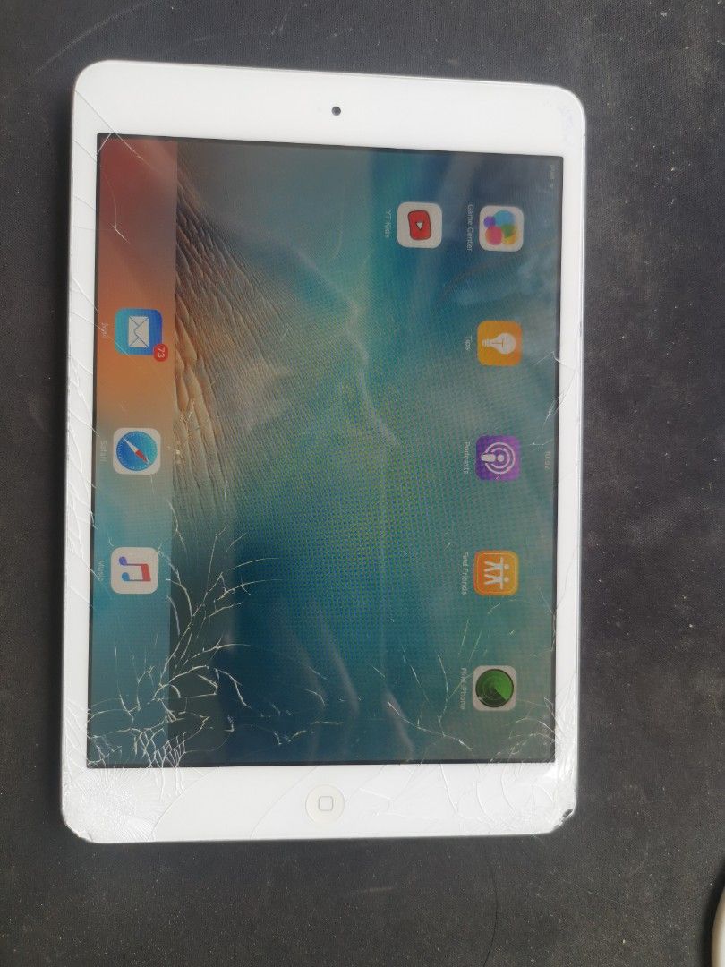 Ipad Mini 1 (Category: iPad) located in Cainta. Submitted by prelovedbykrizzy (Listing ID 1297546062, Image 2). Description: Selling low! Everything is working well and fine except for its physical state. Obviously with dents and cracks but the ipad itself is 100% working. See all photos for reference. Fixed price.