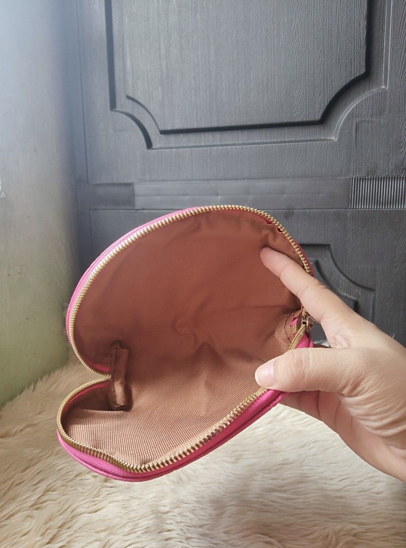 Louis Vuitton COSMETIC POUCH IN PINK MEDIUM SIZE (Category: Luxury Bags & Wallets) located in Quezon City. Submitted by kisstin18 (Listing ID 1297627253, Image 3). Description: LIKE NEW CONDITION NO CODE NAKA EMBOSSED ANG LV PINK MEDIUM SIZE SUPER GOLD NG MGA HARDWARES DI PO NAGAMIT.