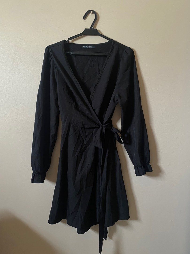 Lovito Classy Plain Wrap V Neck A Line Dress (Black) (Category: Dresses) located in Manila. Submitted by aincrz (Listing ID 1297558066, Image 3). Description: used once.
