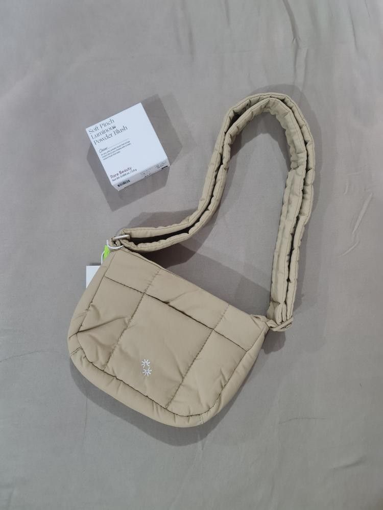 Mini puffer swing (Category: Shoulder Bags) located in Quezon City. Submitted by finds_stuff (Listing ID 1297582828, Image 2). Description: Brand new 100% original.