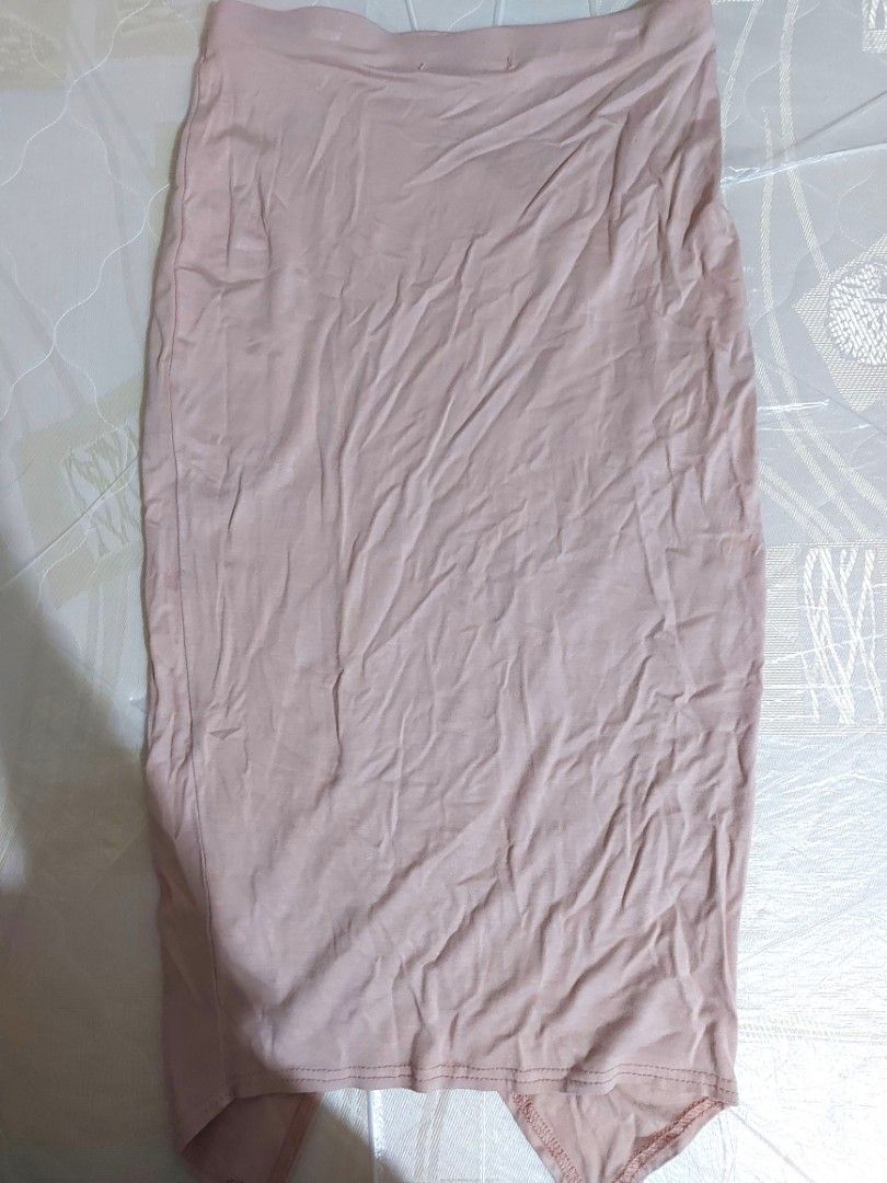 Missguided jersey nude skirt (Category: Skirts) located in Las Pinas. Submitted by s_abiera (Listing ID 1297661897, Image 1). Description: fits small color nude/pink assymetrical at the bottom jersey material.