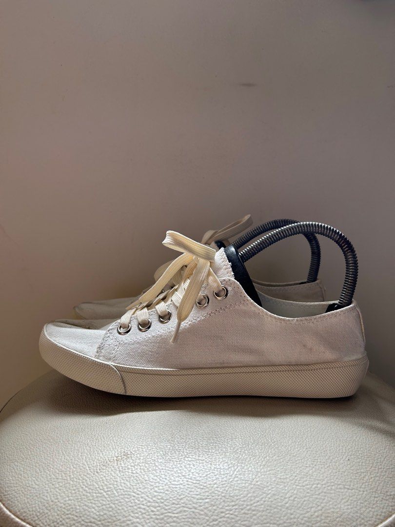 MOJO Tabi Canvas Sneakers (Category: Sneakers) located in Cagayan de Oro. Submitted by archive.picks (Listing ID 1297549528, Image 3). Description: Mojo Tabi Canvas Low-top Sneakers Margiela alternatives Size 38eu on tag or 24cm No hidden issue need clean only, no sole sep pair is on good condition .