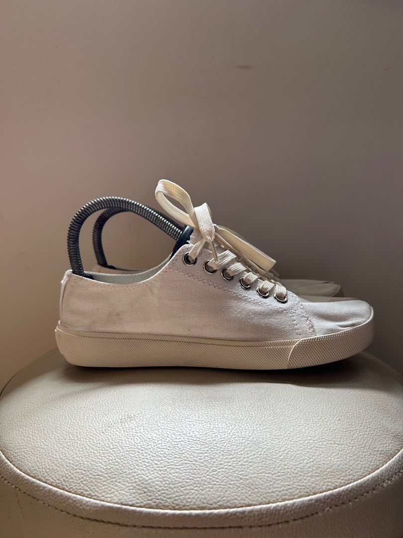 MOJO Tabi Canvas Sneakers (Category: Sneakers) located in Cagayan de Oro. Submitted by archive.picks (Listing ID 1297549528, Image 1). Description: Mojo Tabi Canvas Low-top Sneakers Margiela alternatives Size 38eu on tag or 24cm No hidden issue need clean only, no sole sep pair is on good condition .