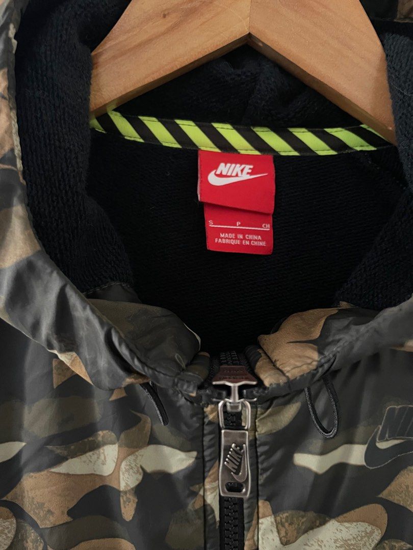 NIKE TWO TONE CAMOU (Category: Coats, Jackets and Outerwear) located in Quezon City. Submitted by shemps (Listing ID 1297541410, Image 3). Description: NIKE TWO TONE CAMOUFLAGE Personal item SMALL ON TAG 9.7 Color Rate No Flaws.