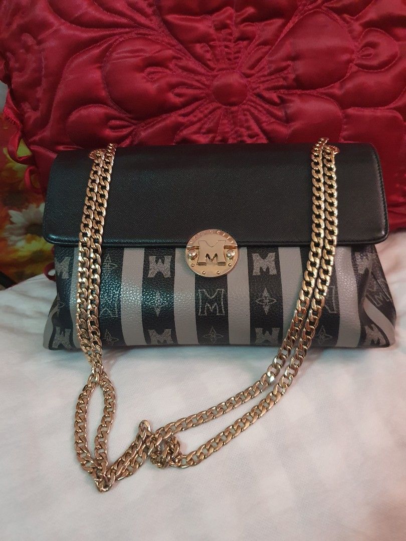 Original metrocity shoulder bag (Category: Luxury Bags & Wallets) located in Makati City. Submitted by britishheart (Listing ID 1297635237, Image 2). Description: selling my personal metrocity shoulder bag ..well cared and look like new..very elegant to wear and luxurious in actual.nice to wear in parties, nightout and can be used during casual days too..