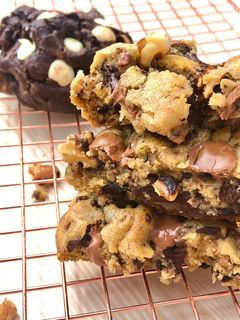 Chewy palm-sized Belgian chocolate chip gourmet cookie (Polaris' Oven made-to-order Original Galacticookie / OG)