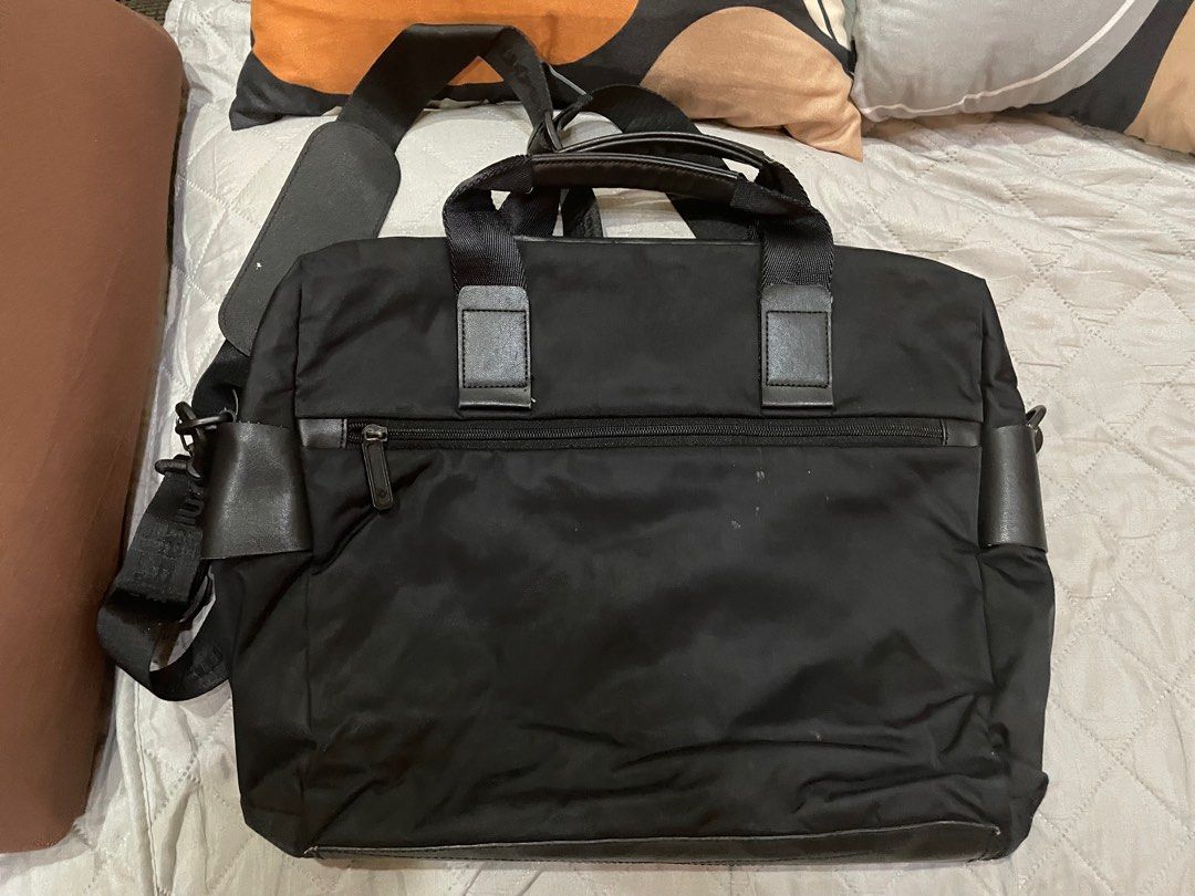 Samsonite Red Label Laptop Bag (Category: Sling Bags) located in Caloocan City. Submitted by rtariman (Listing ID 1297552476, Image 2). Description: Samsonite Red Label Laptop Bag Signs of usage Negotiable for sure buyer.