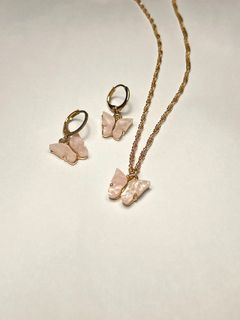 Brand New Authentic FRESCÁ Peach Baby Pink & Gold Dainty Butterfly Earrings & Necklace Set