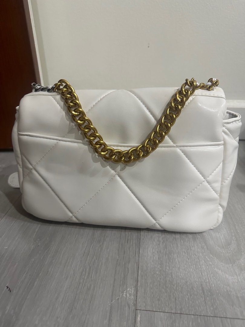 Chanel Flap Bag (Category: Luxury Bags & Wallets) located in Makati City. Submitted by luxedeclutter (Listing ID 1297773285, Image 2). Description: Comes with Dust bag.