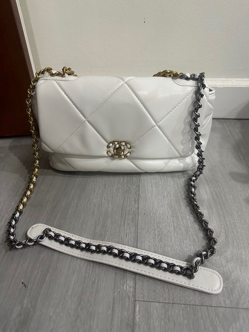 Chanel Flap Bag (Category: Luxury Bags & Wallets) located in Makati City. Submitted by luxedeclutter (Listing ID 1297773285, Image 1). Description: Comes with Dust bag.