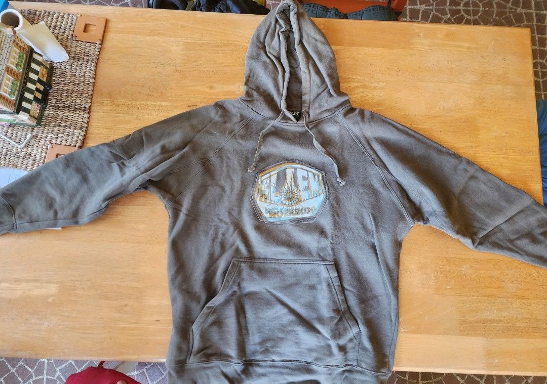 Classic Alien Workshop thick cloth skateboard Hoodie (Category: Coats, Jackets and Outerwear) located in Antipolo. Submitted by saslbs (Listing ID 1297774163, Image 3). Description: ❤️Classic Alien Workshop thick cloth skateboard Hoodie in good condition. 3.5k Payment thru g-cash. Delivery thru Lbc or lalamove care of buyer. Meet-up in Antipolo City..