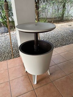 Cooler and table bar for parties