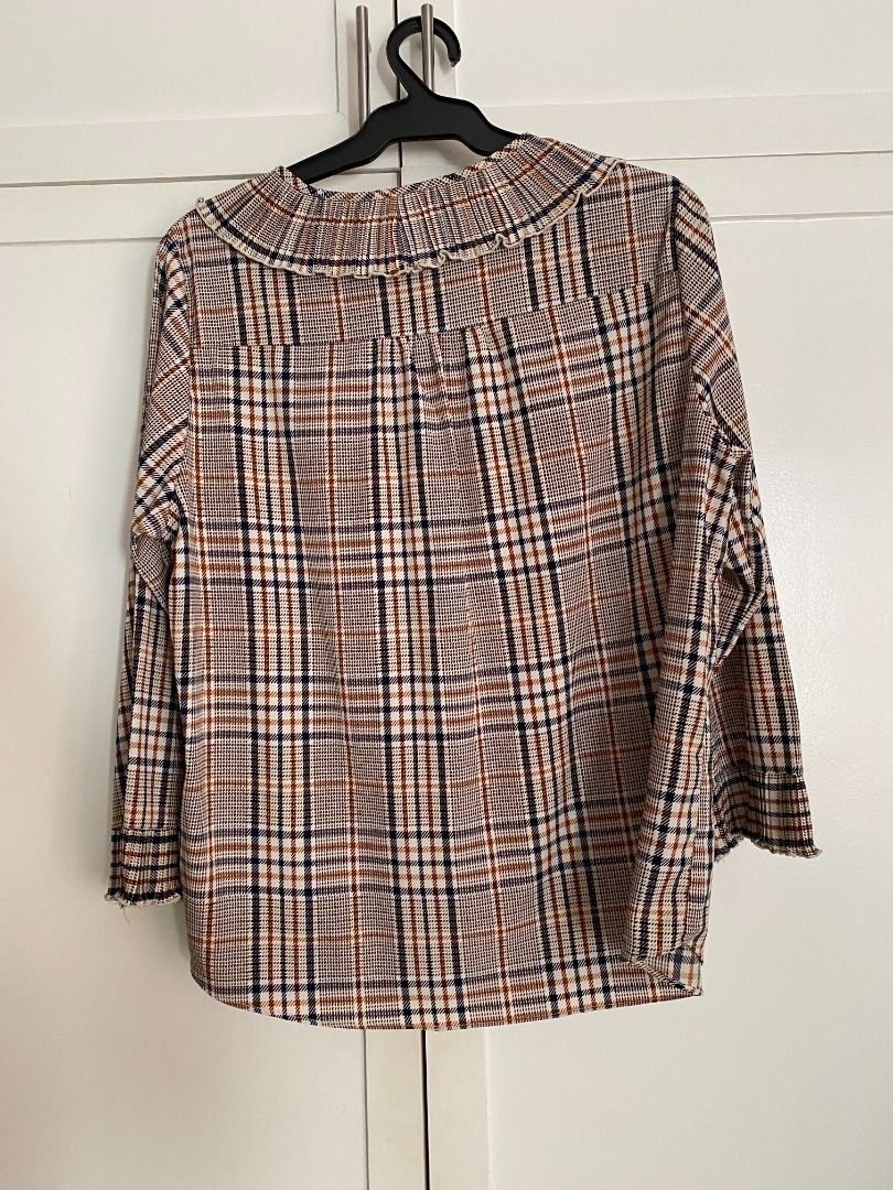 Daorae Plaid/Checkered Blouse (Category: Blouses) located in Quezon City. Submitted by briesells (Listing ID 1297744024, Image 3). Description: RFS: Decluttering. Need funds. Negotiable. Please message. Details: - Brand: Daorae - Size on tag: no size on tag but can fit up to size L - Color: shades of brown and black - No defects/issues. See my account bio for details on shipping and reservation (:.
