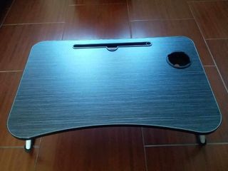 Foldable laptop table
