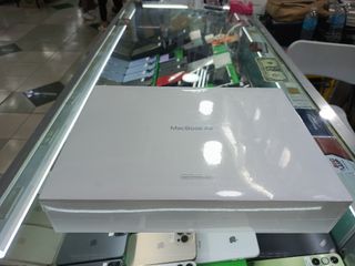 MacBook Air M2 8 GB ram 1 terabyte ssd brand new