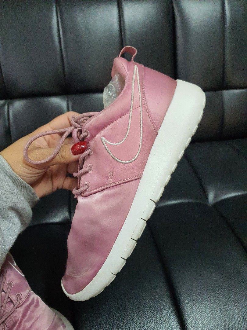 Salmon pink nike shoes on sale