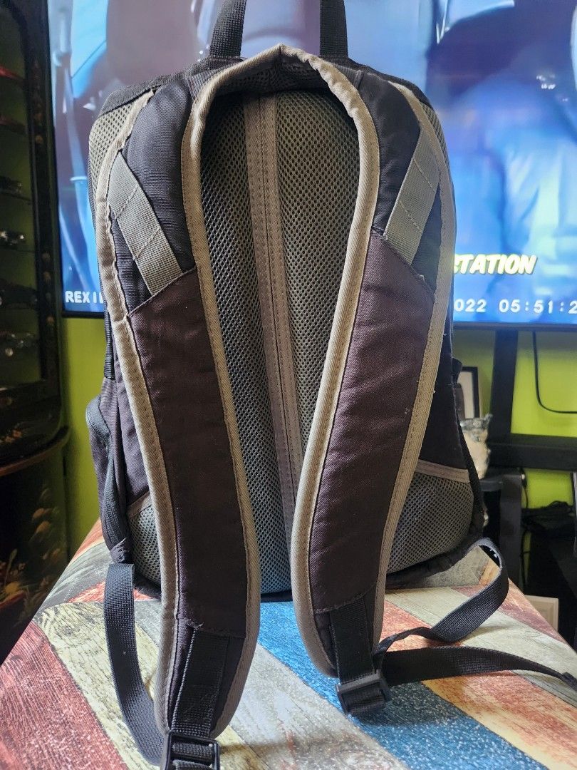 Quicksilver backpack (Category: Backpacks) located in Quezon City. Submitted by mikebacorro.rtrp (Listing ID 1297703390, Image 3). Description: prelove not using it anymore in good condition shipping c/o buyer issue: see last photo rfs: declutter.