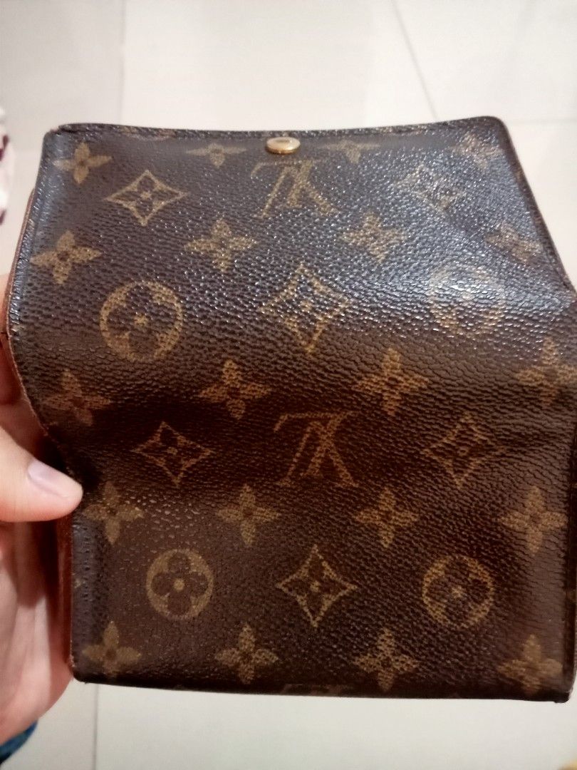 Preloved Authentic Louis Vuitton LV Wallet Medium Size (Category: Luxury Bags & Wallets) located in San Fernando. Submitted by prettydestinyelle (Listing ID 1297674873, Image 2). Description: NOT for PICKY buyers (bawal sa maselan) Made in France Well-used condition Leather is stiff With visible signs of use Issue: snap lock is missing Please check photos for flaws and details Lalamove nearby areas J&T regular shipping Nationwide.