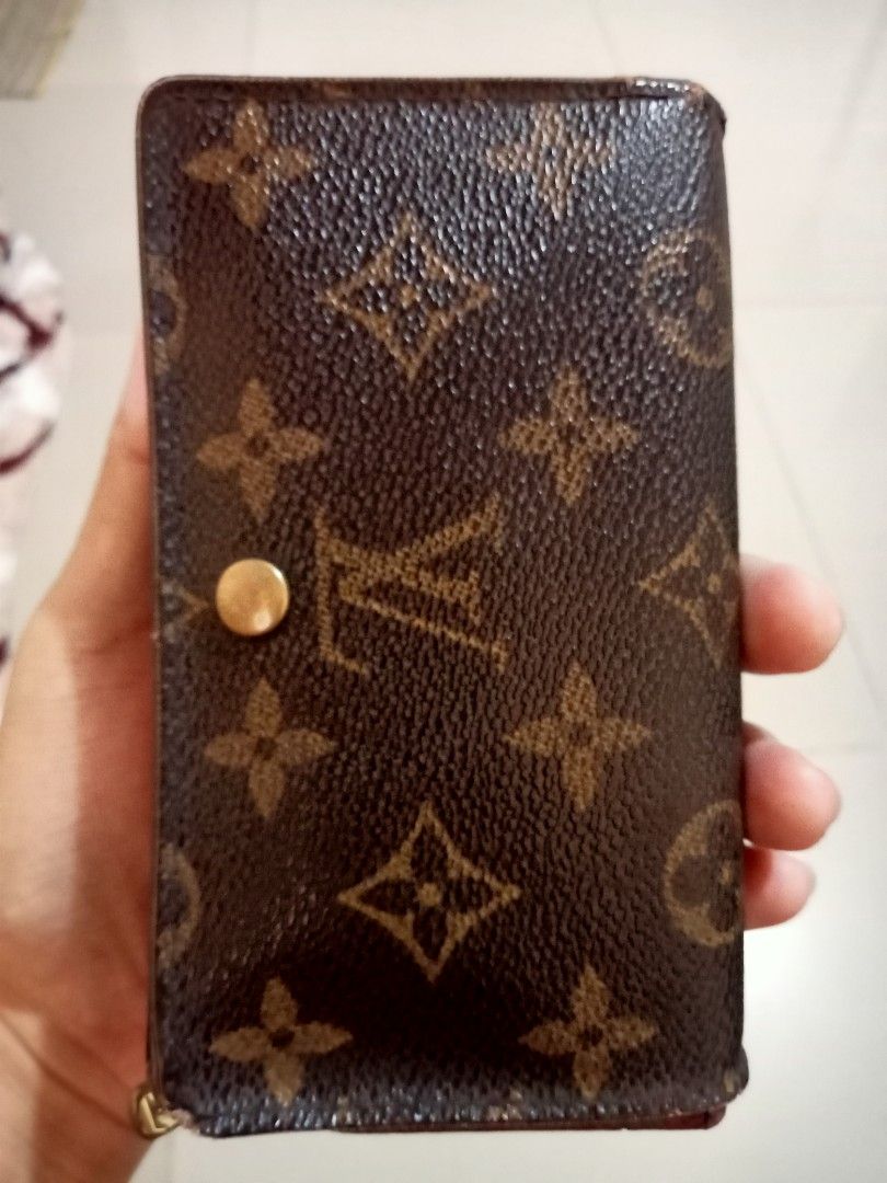 Preloved Authentic Louis Vuitton LV Wallet Medium Size (Category: Luxury Bags & Wallets) located in San Fernando. Submitted by prettydestinyelle (Listing ID 1297674873, Image 3). Description: NOT for PICKY buyers (bawal sa maselan) Made in France Well-used condition Leather is stiff With visible signs of use Issue: snap lock is missing Please check photos for flaws and details Lalamove nearby areas J&T regular shipping Nationwide.