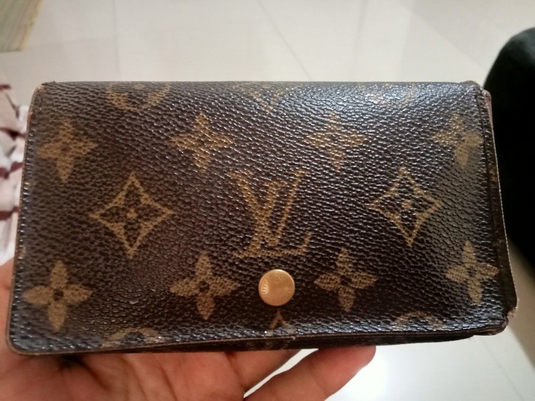 Preloved Authentic Louis Vuitton LV Wallet Medium Size (Category: Luxury Bags & Wallets) located in San Fernando. Submitted by prettydestinyelle (Listing ID 1297674873, Image 1). Description: NOT for PICKY buyers (bawal sa maselan) Made in France Well-used condition Leather is stiff With visible signs of use Issue: snap lock is missing Please check photos for flaws and details Lalamove nearby areas J&T regular shipping Nationwide.
