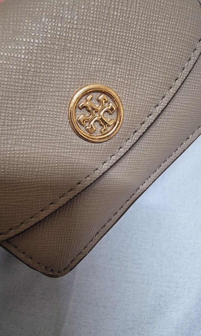 Tory Burch Trifold wallet (Category: Luxury Bags & Wallets) located in Quezon City. Submitted by jen13gozee (Listing ID 1297679145, Image 3). Description: Authentic Tory Burch trifold wallet pls see flaws on last photo Inclusion: wallet and dustbag.