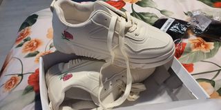 (Category: ) located in . Submitted by ds.closet (Listing ID 1297750251, Image 1). Description: .