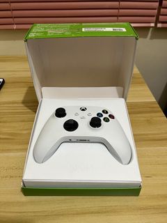 XBOX Wireless Controller with Rechargeable Battery Pack