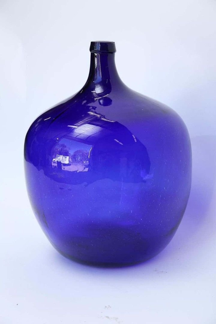 BIG BOTTLE FOR SALE (Category: Other Home Decor) located in Manila. Submitted by manilyns27 (Listing ID 1297899972, Image 3). Description: This are all old bottle . Direct message for more info.