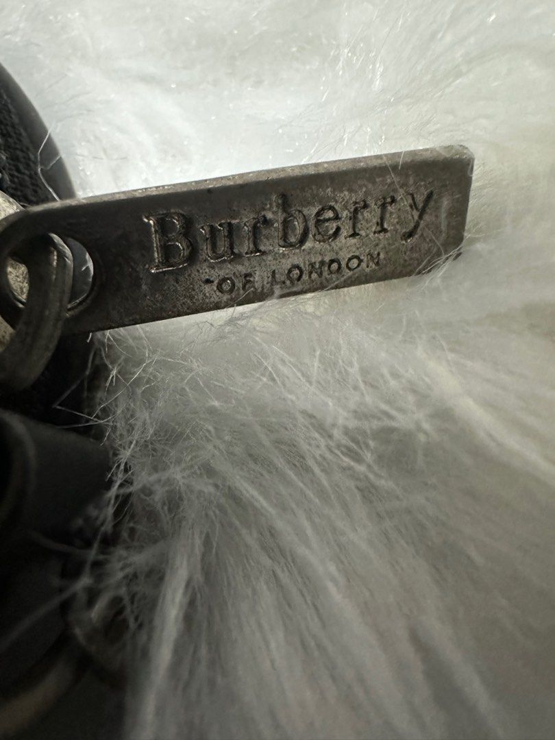 Burberry Shoulder Bag (Category: Luxury Bags & Wallets) located in Manila. Submitted by landlshopandstyle (Listing ID 1297946014, Image 3). Description: 📍this is just for Free when you purchase/buy the Gucci & Burberry bags 📍from US 🇺🇸 (from Balikbayan Box) .
