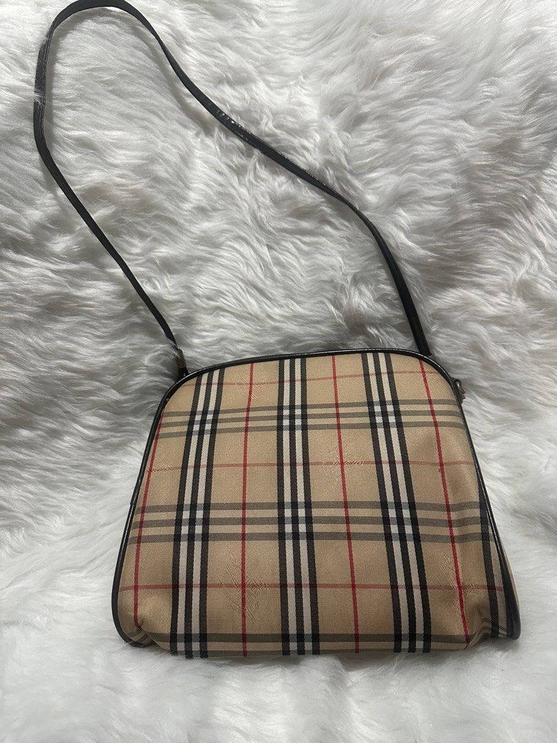 Burberry Shoulder Bag (Category: Luxury Bags & Wallets) located in Manila. Submitted by landlshopandstyle (Listing ID 1297946014, Image 2). Description: 📍this is just for Free when you purchase/buy the Gucci & Burberry bags 📍from US 🇺🇸 (from Balikbayan Box) .