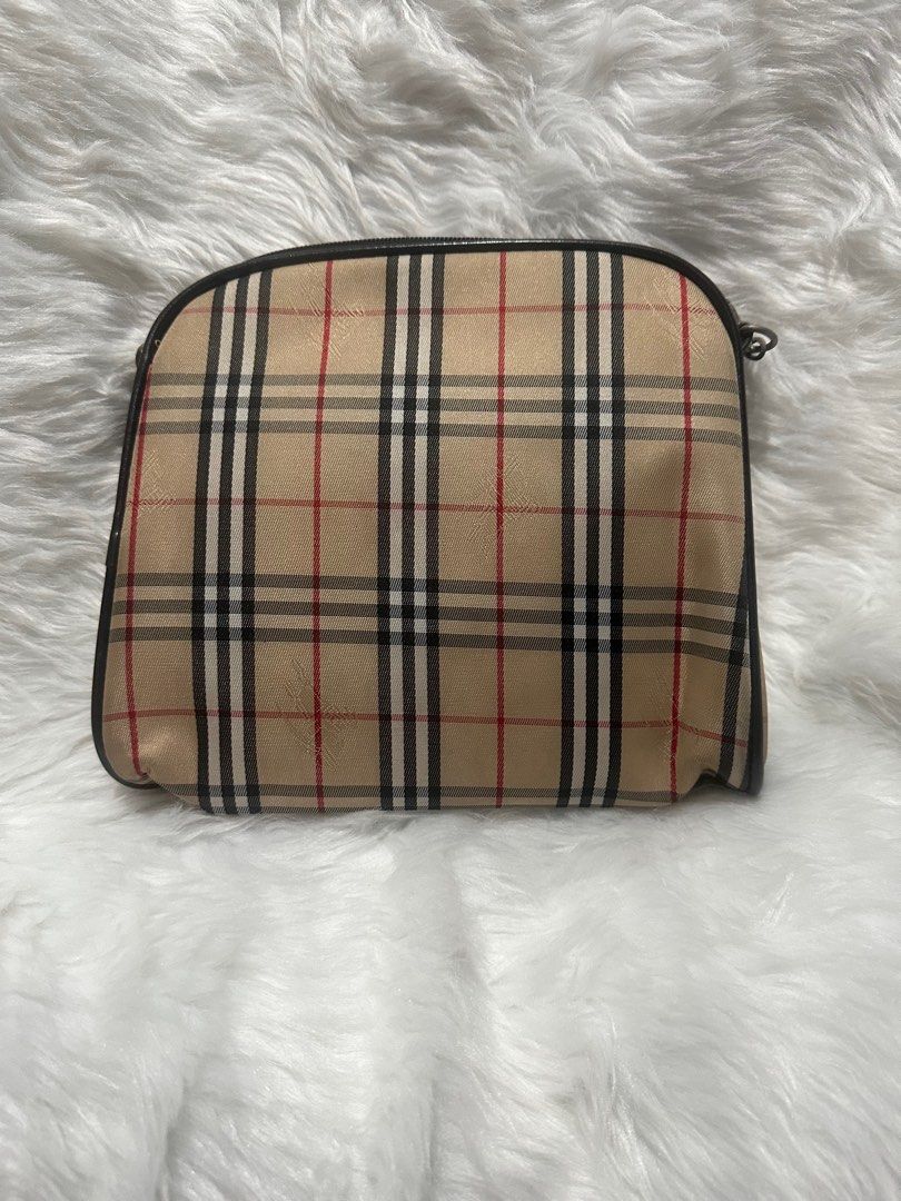 Burberry Shoulder Bag (Category: Luxury Bags & Wallets) located in Manila. Submitted by landlshopandstyle (Listing ID 1297946014, Image 1). Description: 📍this is just for Free when you purchase/buy the Gucci & Burberry bags 📍from US 🇺🇸 (from Balikbayan Box) .
