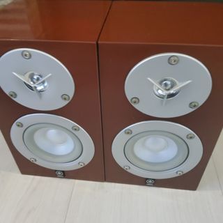 COLLECTIBLE YAMAHA NS MO25S BOOKSHELF SPEAKERS. PIANO FINISH.  IN EXCELLENT WORKING CONDITION