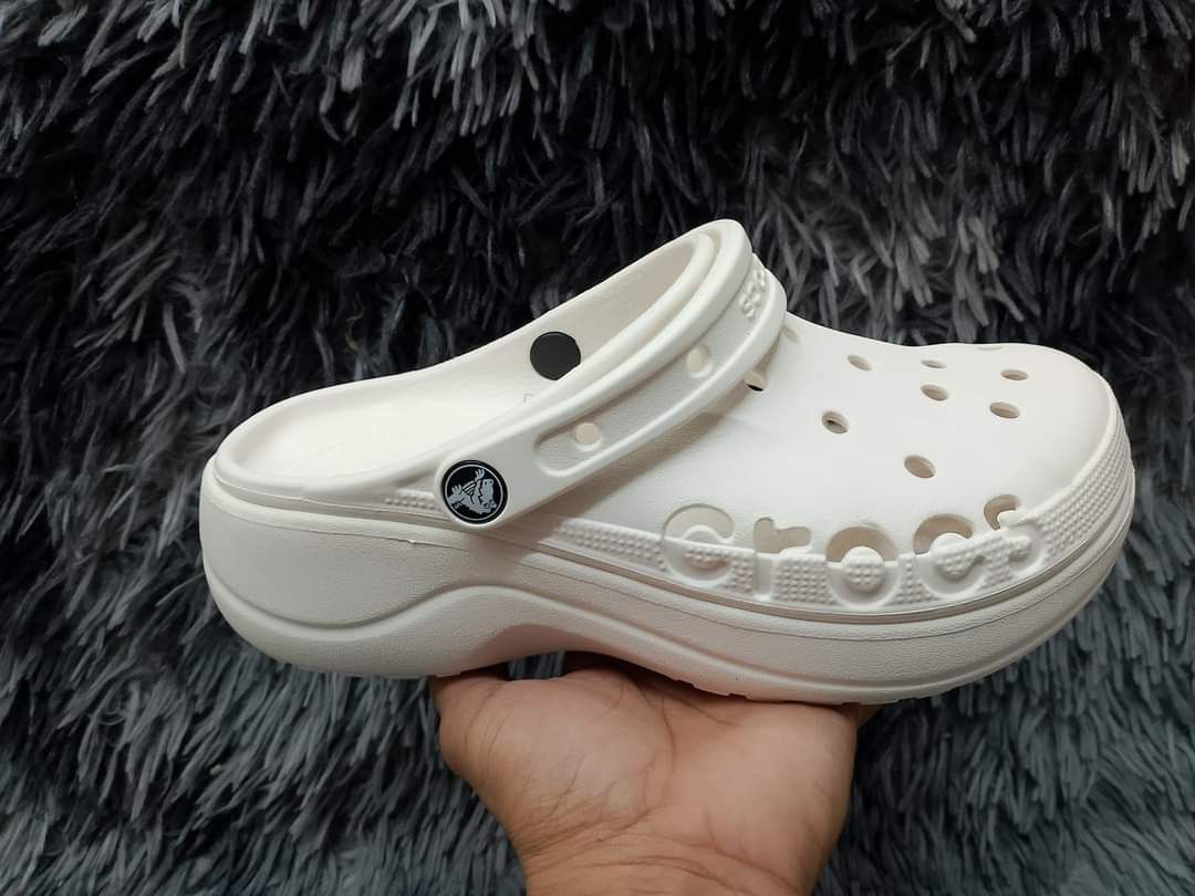 Crocs Baya Platform Clog for women (Category: Sandals) located in Manila. Submitted by khielnatha80123 (Listing ID 1297885402, Image 1). Description: women 5-9 standard size with ecobag.