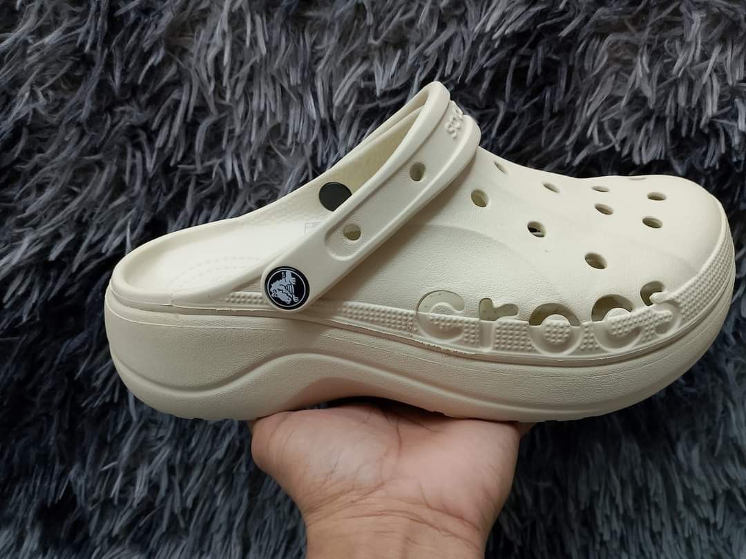 Crocs Baya Platform Clog for women (Category: Sandals) located in Manila. Submitted by khielnatha80123 (Listing ID 1297885402, Image 2). Description: women 5-9 standard size with ecobag.
