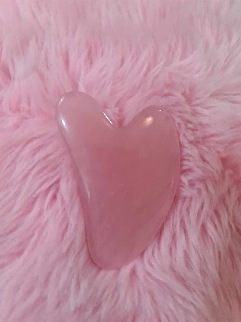 Guasha only (Category: Face Care) located in Quezon City. Submitted by floreskari78555 (Listing ID 1297854364, Image 2). Description: Guasha Only 85php!!! Available in Black White Rose Quartz Guasha helps in facial blood circulation. Best use with serum Scrape skin to relive pain and tension 💯Authentic Shipping via lalamove,grab express,LBC,J&T Cod,Gcash,Paymaya ,Bank Transfer Dm me.