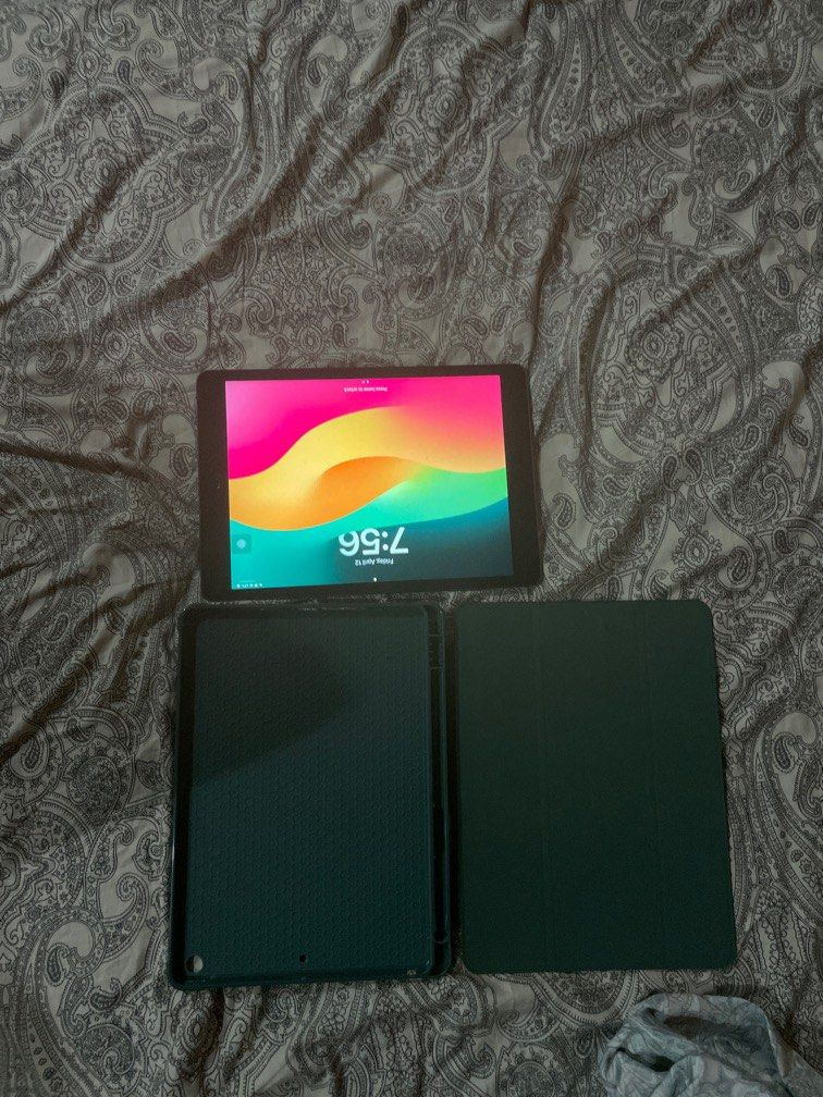 Ipad 9th gen 64b (Category: iPad) located in Bacoor. Submitted by pastforward.ph (Listing ID 1297903610, Image 3). Description: 64GB Has Paper Like Screen Protector ONLY USED FOR WRITING NOTES super kunat battery Inclusions : ung case and orig box Rfs: Mas prefer ko padin handwritten.