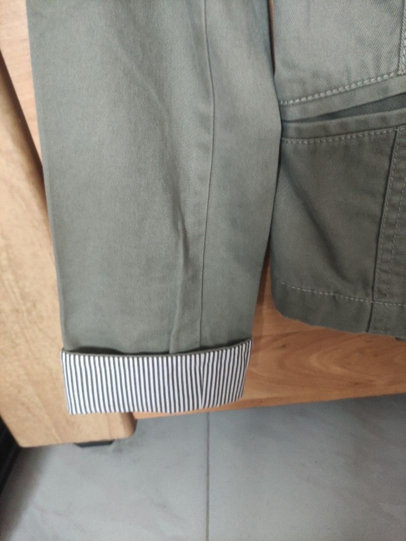 Jacket (Category: Longsleeves) located in Singapore. Submitted by sophie2002 (Listing ID 1297860453, Image 5). Description: This is brand new. Paid $69 at G2000 on impulse. My new company provides jackets so it was not worn at all. Very good quality cotten. Nice olive green. Selling very very cheap. Although L size, but M size ladies can wear too.Shoulder 38 to 39cm.