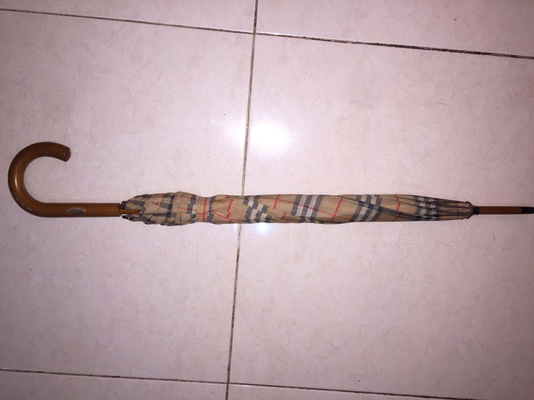 Jual payung Burberry original Fesyen Wanita Aksesoris di Carousell