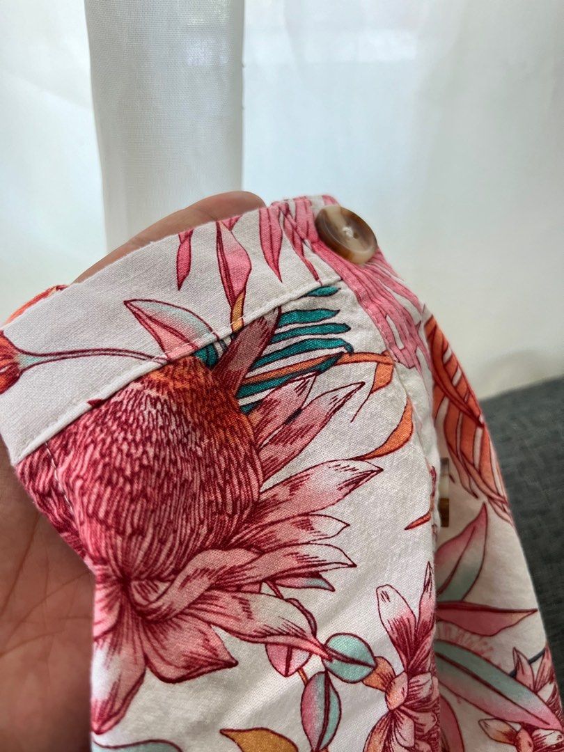 Linen Floral Top (Category: Sleeveless) located in Manila. Submitted by arceeb (Listing ID 1297838753, Image 3). Description: Floral Linen Top - Large Supeeeer pretty for this summer!!! 🥹 Used Once .
