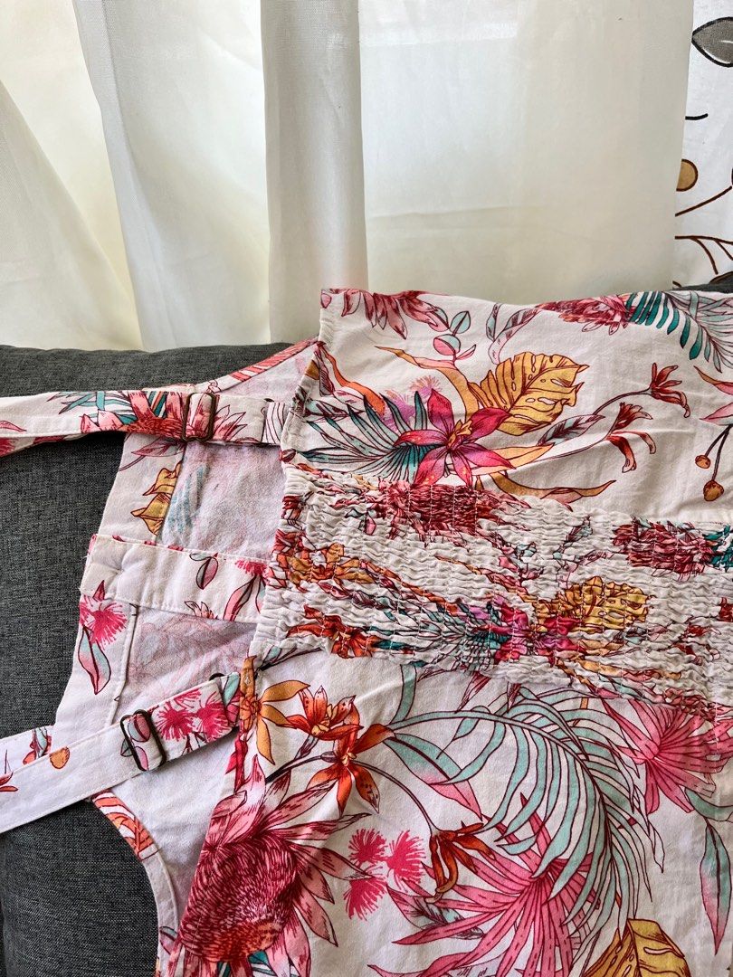 Linen Floral Top (Category: Sleeveless) located in Manila. Submitted by arceeb (Listing ID 1297838753, Image 2). Description: Floral Linen Top - Large Supeeeer pretty for this summer!!! 🥹 Used Once .