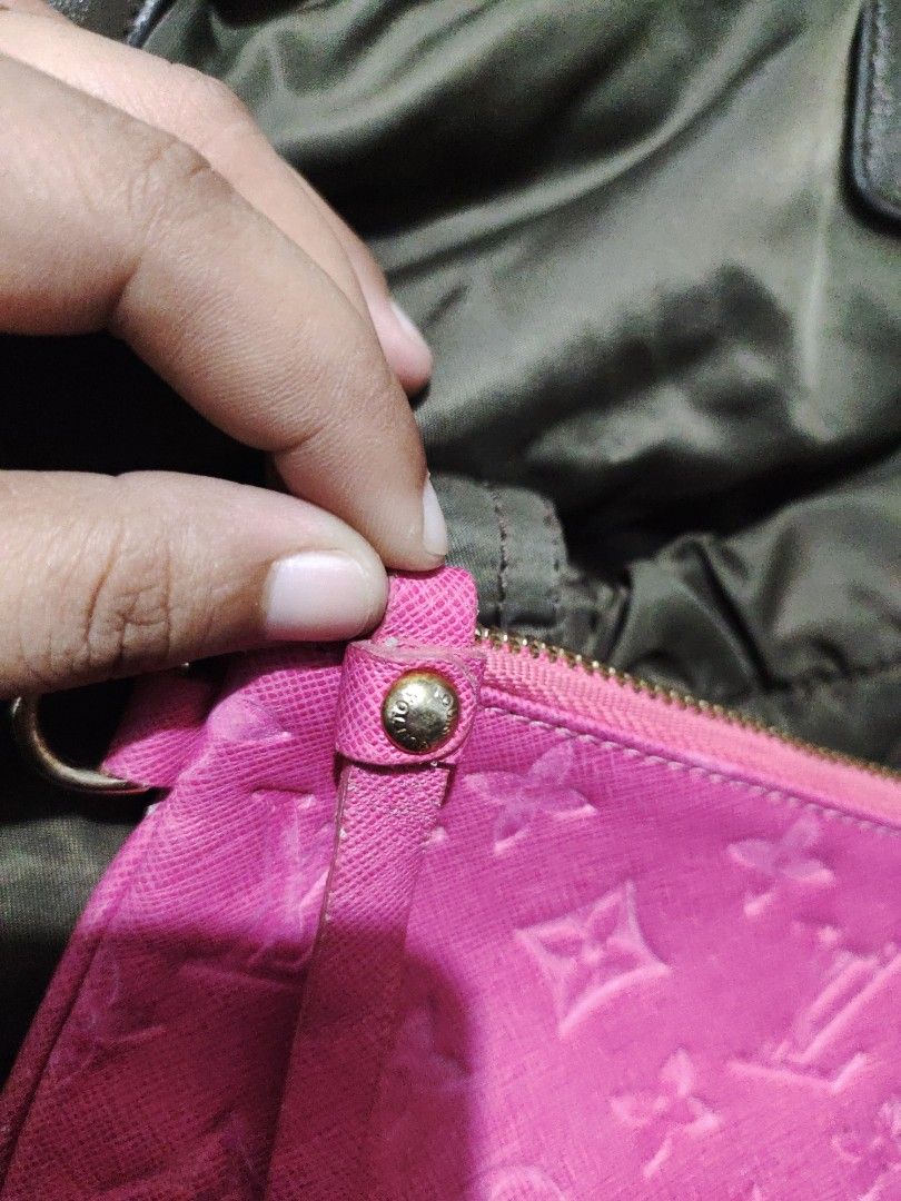 Louise Vuitton pouch (Category: Luxury Bags & Wallets) located in Zamboanga. Submitted by Clairey03 (Listing ID 1297919078, Image 3). Description: no code seen rubs.