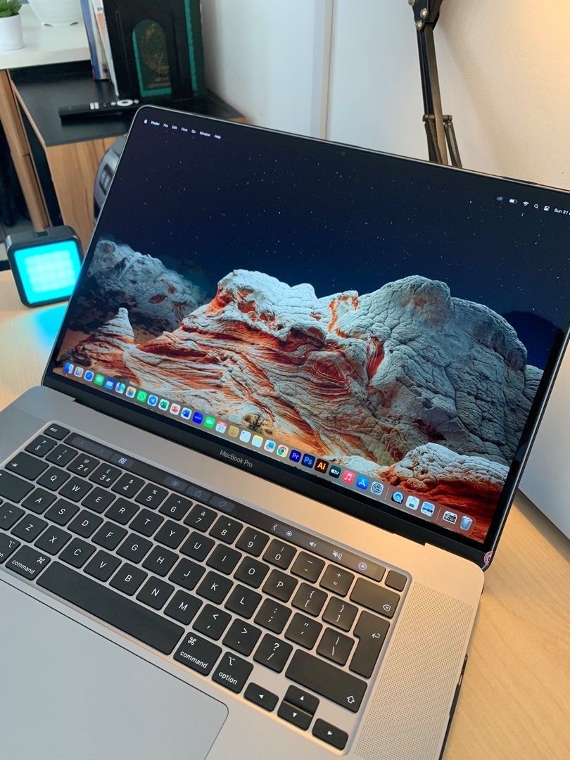 美品 Macbook Pro 4K Touch Bar/2020年Office。 MacBookPro 13インチ Touch Bar搭載モデル[2020年/SSD 512GB/メモリ 16GB/  第10世代の2.0GHzクアッドコアIntel Core i5プロセッサ ]スペースグレー MWP42J/A