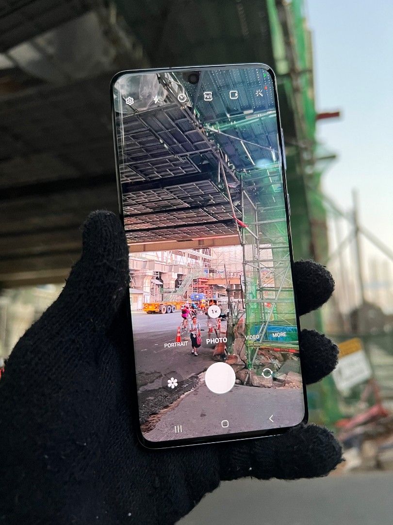 Samsung S20 plus (Category: Samsung) located in Quezon City. Submitted by mubrogadgets (Listing ID 1297868315, Image 3). Description: SAMSUNG S20 PLUS rush rush! selling pass sa tatawad pa ₱ 7500 WE ACCEPT CASH ON DELIVERY VIA LBC IN ALL PART OF PHILLIPINES AND LALAMOVE FOR IN METRO MANILA SAGOT NYO PO SHIPPING FEE ➡️❌️ISSUE BLACK DOT(banda taas tabi ng cam) ➡️✅️hindi nakaka apekto sa takbo ng unit yung dot no amoled burn Super smooth performance