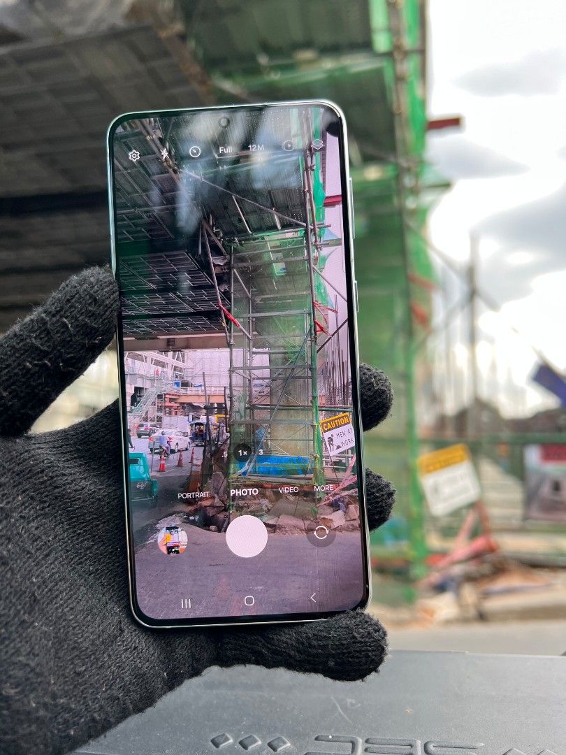 Samsung S21 plus 5g (Category: Samsung) located in Quezon City. Submitted by mubrogadgets (Listing ID 1297868861, Image 3). Description: SAMSUNG S21 PLUS 5G rush selling small black dot sa upper corner side hindi nakaka apekto sa performance ng unot ₱9999 open for COD in luzon,visayas and mindanao 👉super good for gaming and camera 👉high quality display 👉no amoled burn issue 👉super smooth sa gaming 👉pm me for more details 👉5g network connect