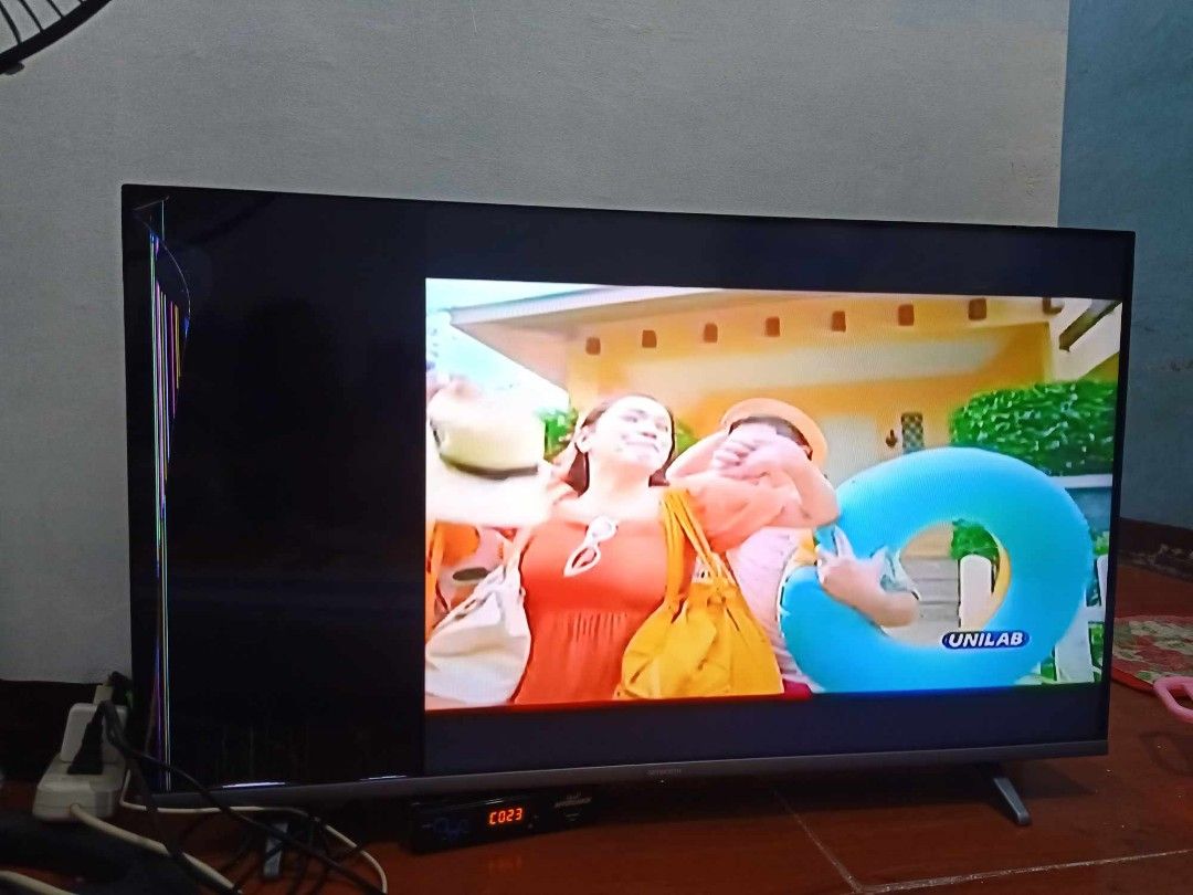 Skyworth smart tv 40 inches (Category: TV) located in Manila. Submitted by bongsy999mall (Listing ID 1297880915, Image 3). Description: Skyworth smart tv 40 inches Issue : Sira Lcd need palitan kayo nalang pagawa pm sa gusto bumili.