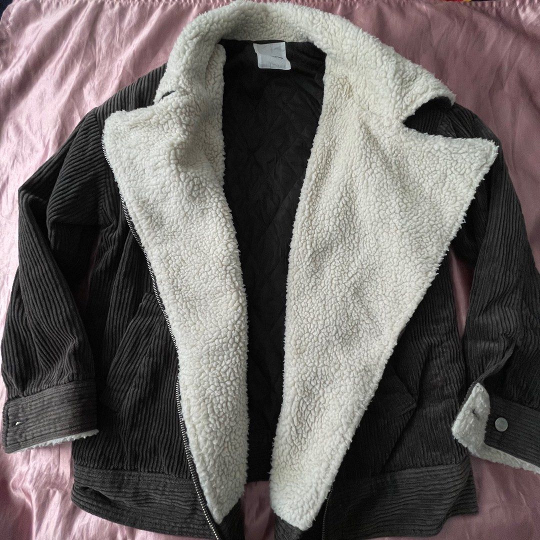 Thick Classy Elegant Jacket for Women (Category: Longsleeves) located in Caloocan City. Submitted by declutteringkai (Listing ID 1297869425, Image 1). Description: Very pretty!.